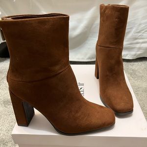 Bran new never worn - Just fab chunky heel brown suede booties